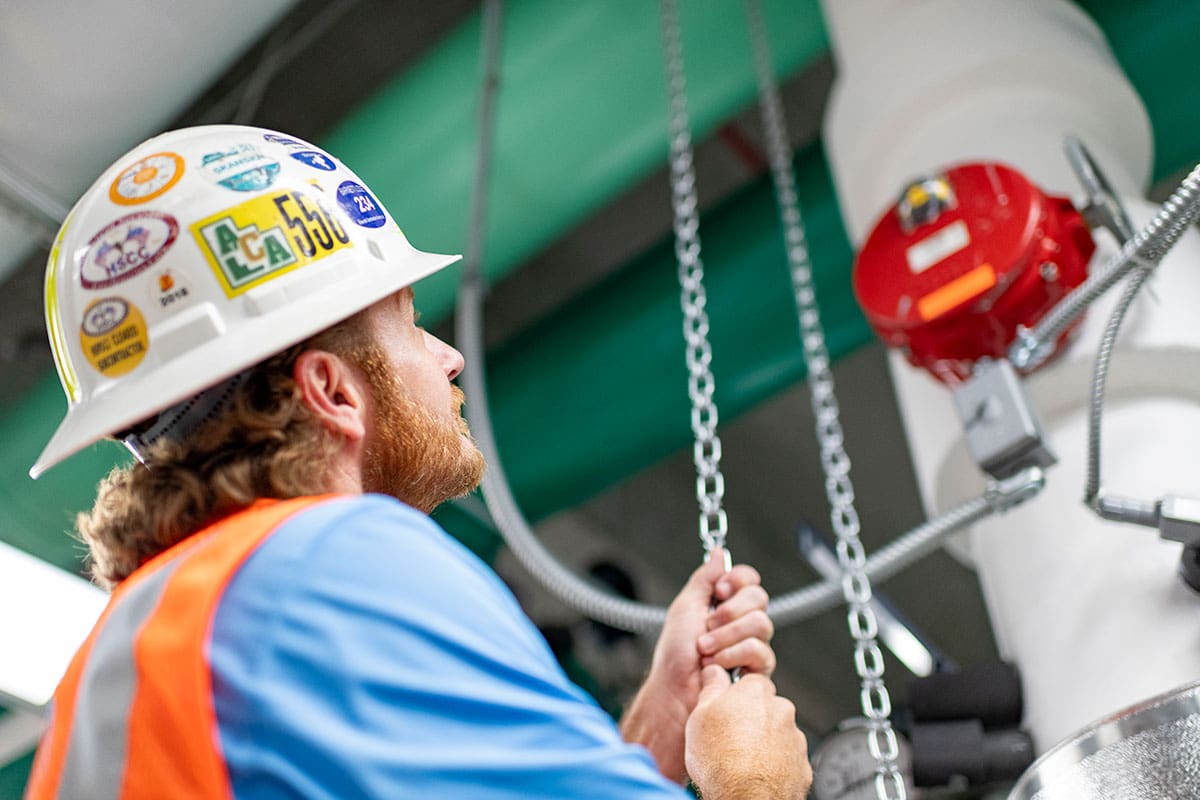 Flow Devices and Hand Wheel Settings An employee from SITA is testing flow devices and hand wheel settings on site